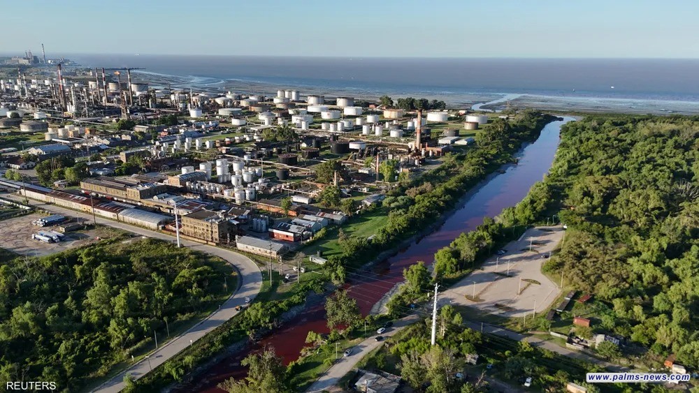 نهر بلون الدم في الأرجنتين يثير حيرة السكان